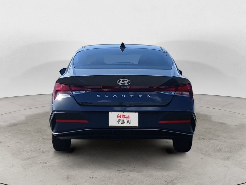 Used 2025 Hyundai Elantra SE FWD image 4