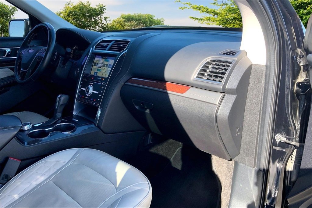 Used 2018 Ford Explorer Platinum image 25
