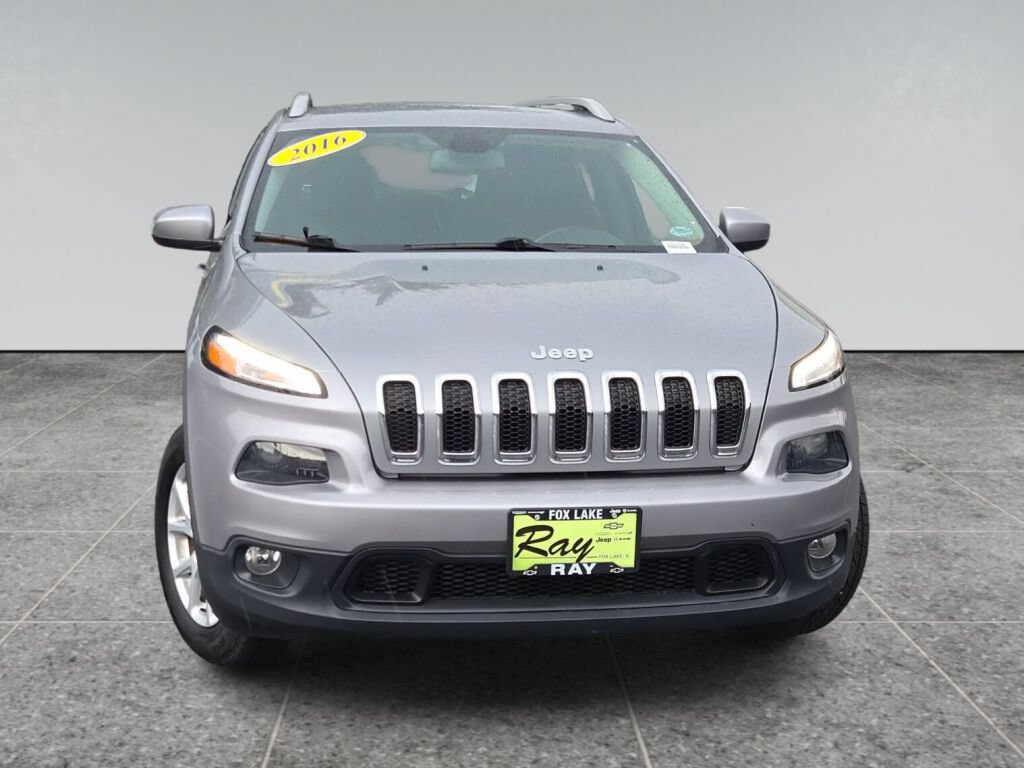Used 2016 Jeep Cherokee Latitude w/ Cold Weather Group AWD/4WD image 2