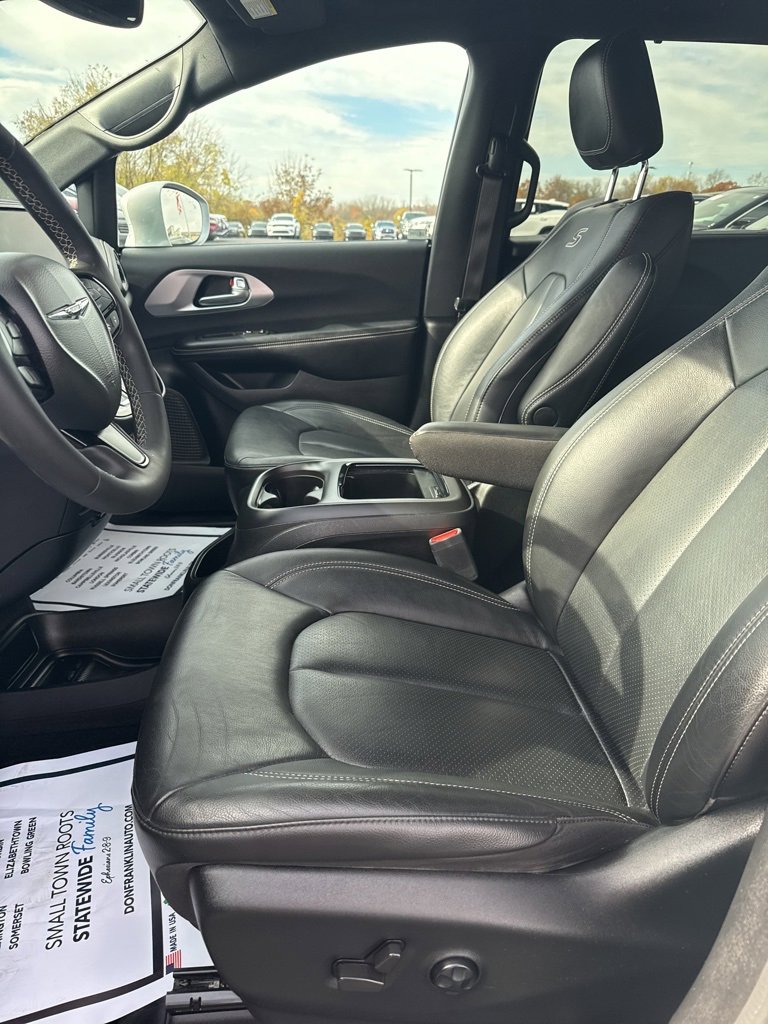 Used 2022 Chrysler Pacifica Touring-L w/ S Appearance Package image 8