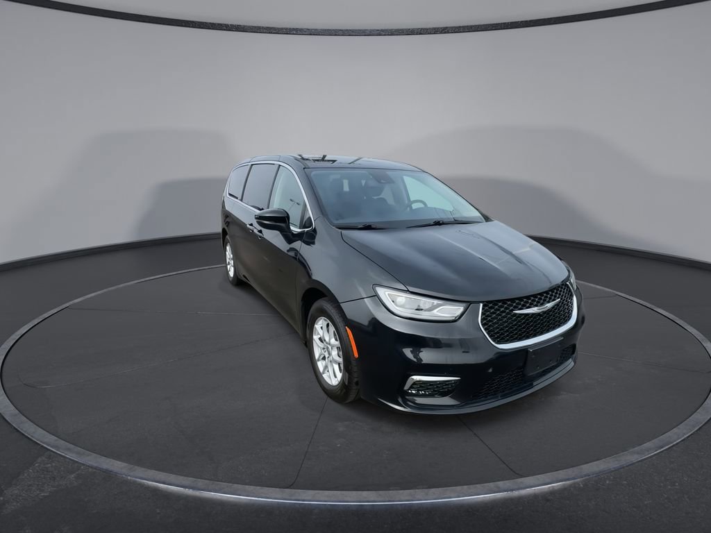 Used 2023 Chrysler Pacifica Touring-L image 2