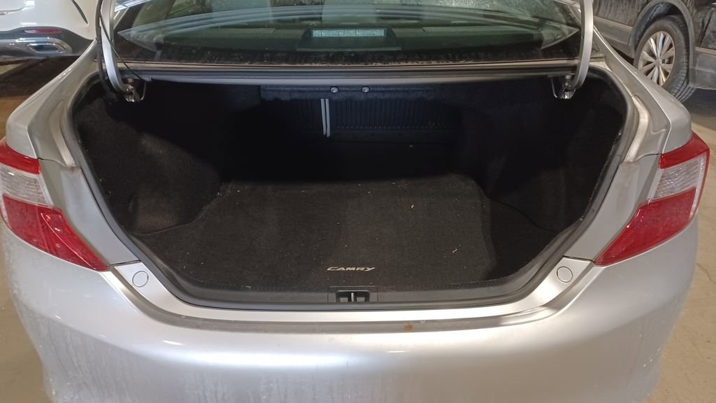 Used 2012 Toyota Camry L image 8