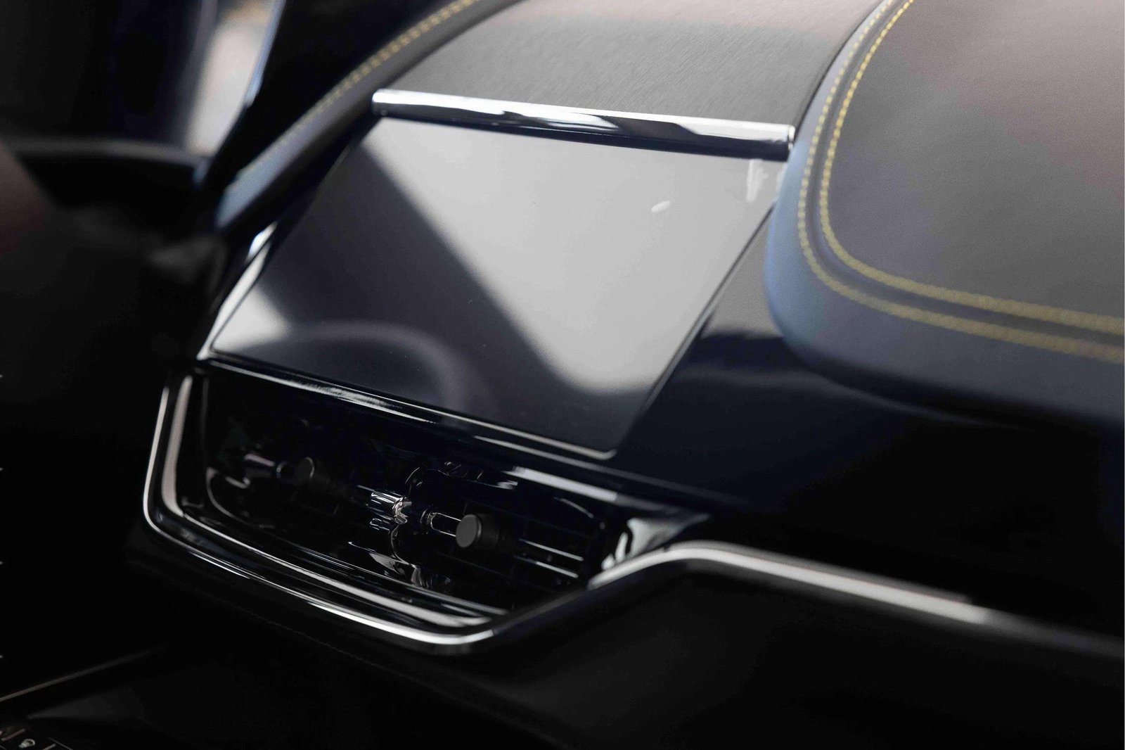 New 2025 Aston Martin DBX 707 image 25
