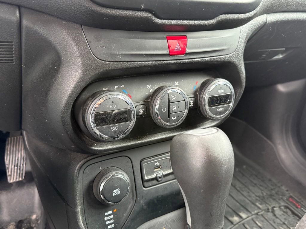 Used 2017 Jeep Renegade Altitude AWD/4WD image 21