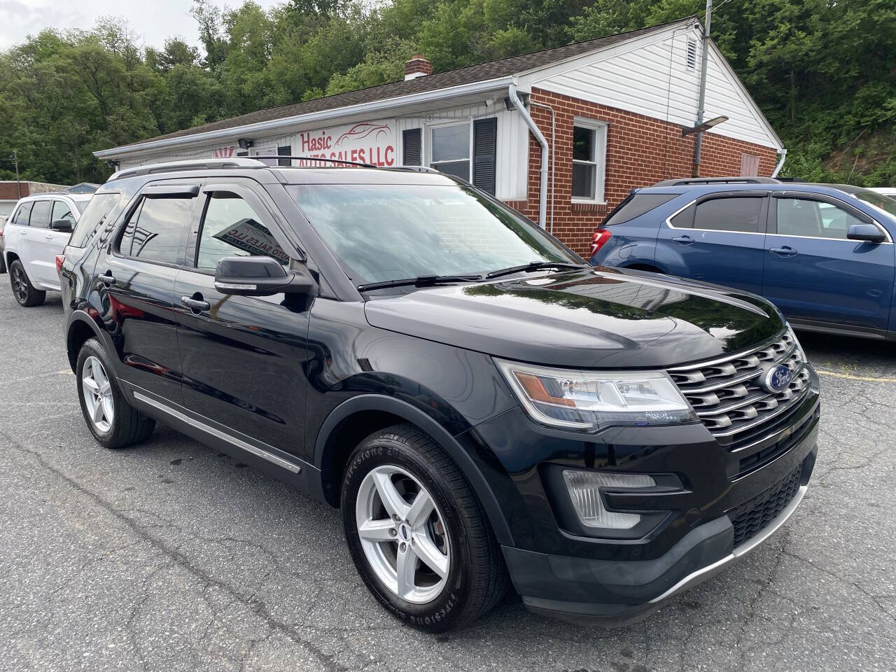 Used 2017 Ford Explorer XLT w/ Equipment Group 202A AWD/4WD image 3