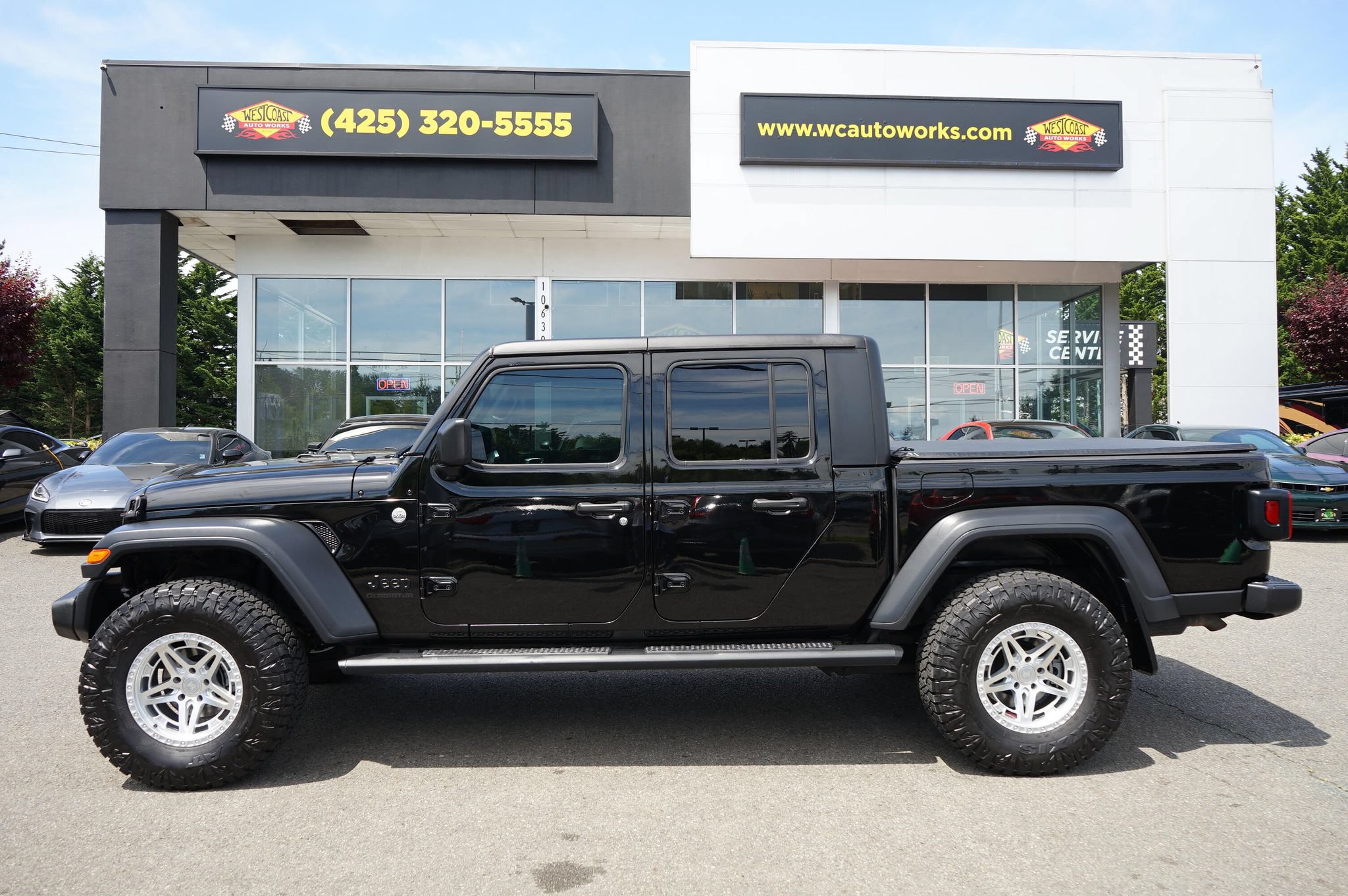 Used 2020 Jeep Gladiator Sport w/ Technology Group AWD/4WD image 2
