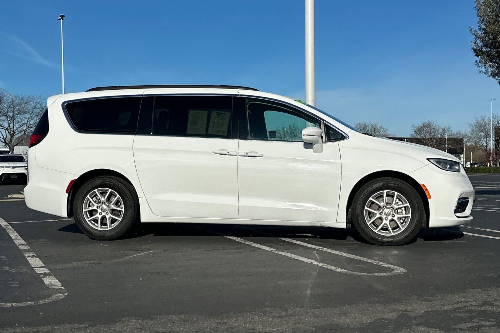Used 2022 Chrysler Pacifica Touring-L FWD image 3