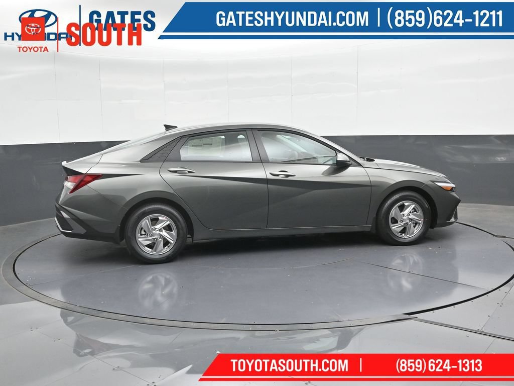 Used 2025 Hyundai Elantra SE FWD image 3