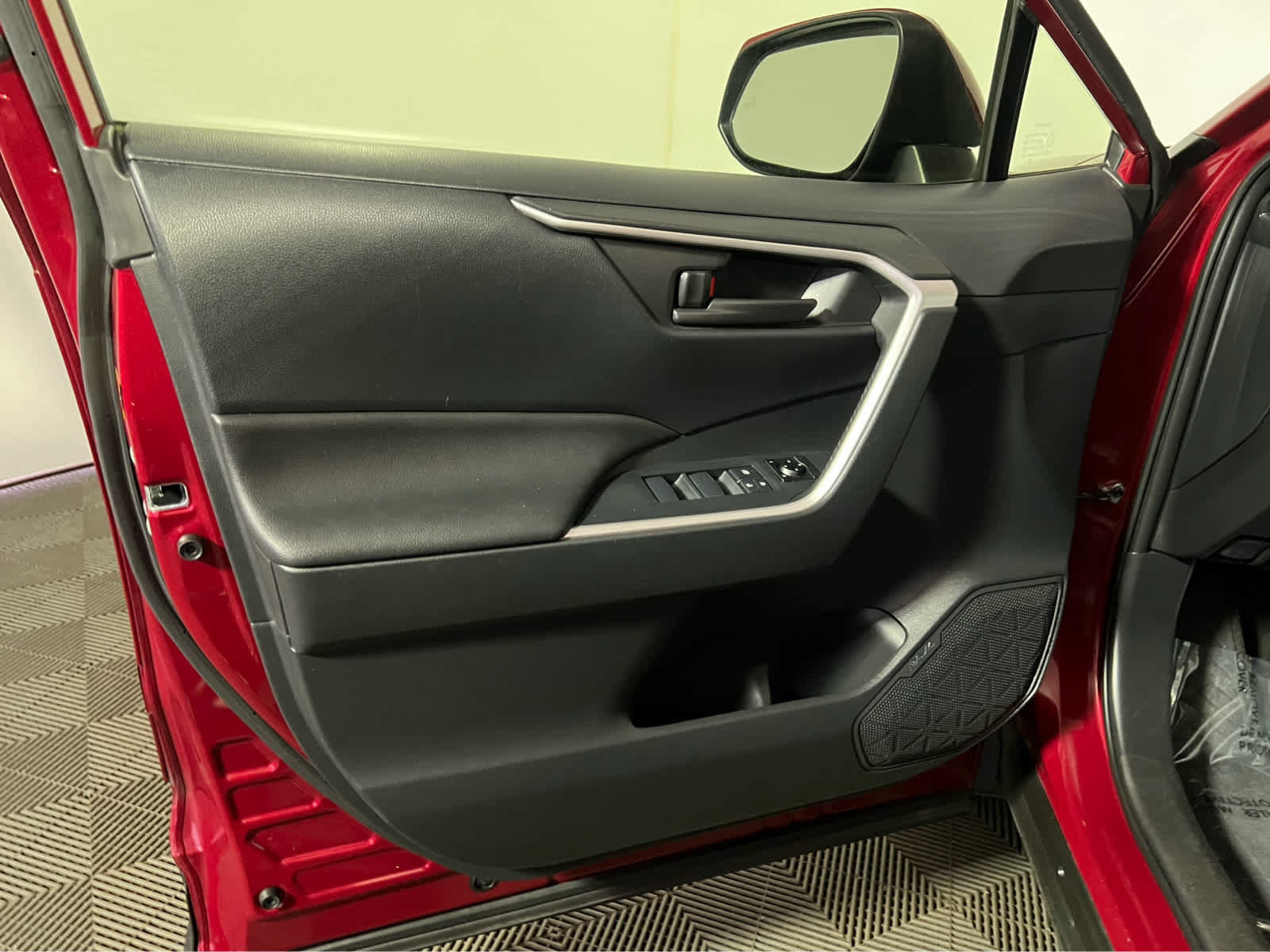 Used 2019 Toyota RAV4 LE w/ All Weather Liner Package AWD/4WD image 21