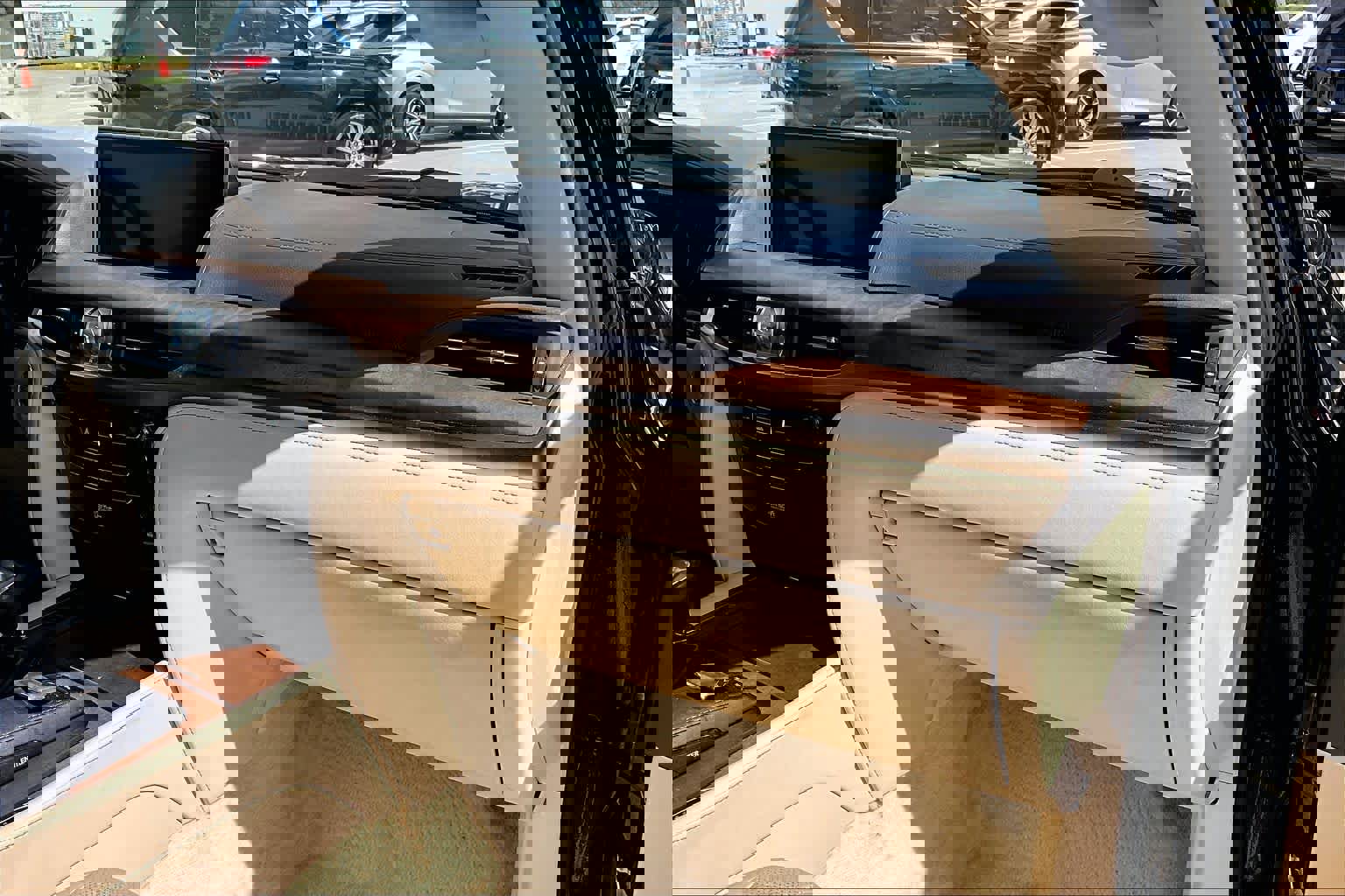 Used 2017 Lexus LX 570 4WD w/ Luxury Package image 19