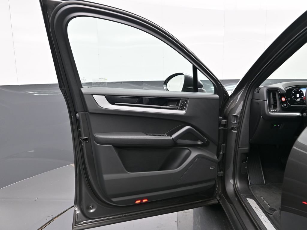 Certified 2025 Porsche Cayenne Coupe image 8