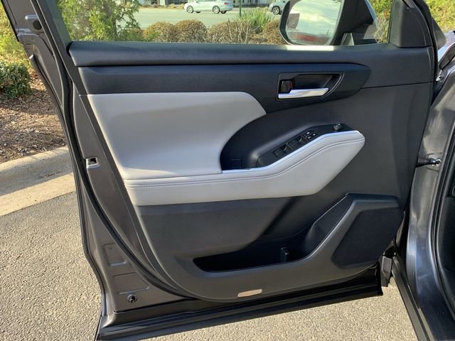 Used 2022 Toyota Highlander XLE image 17