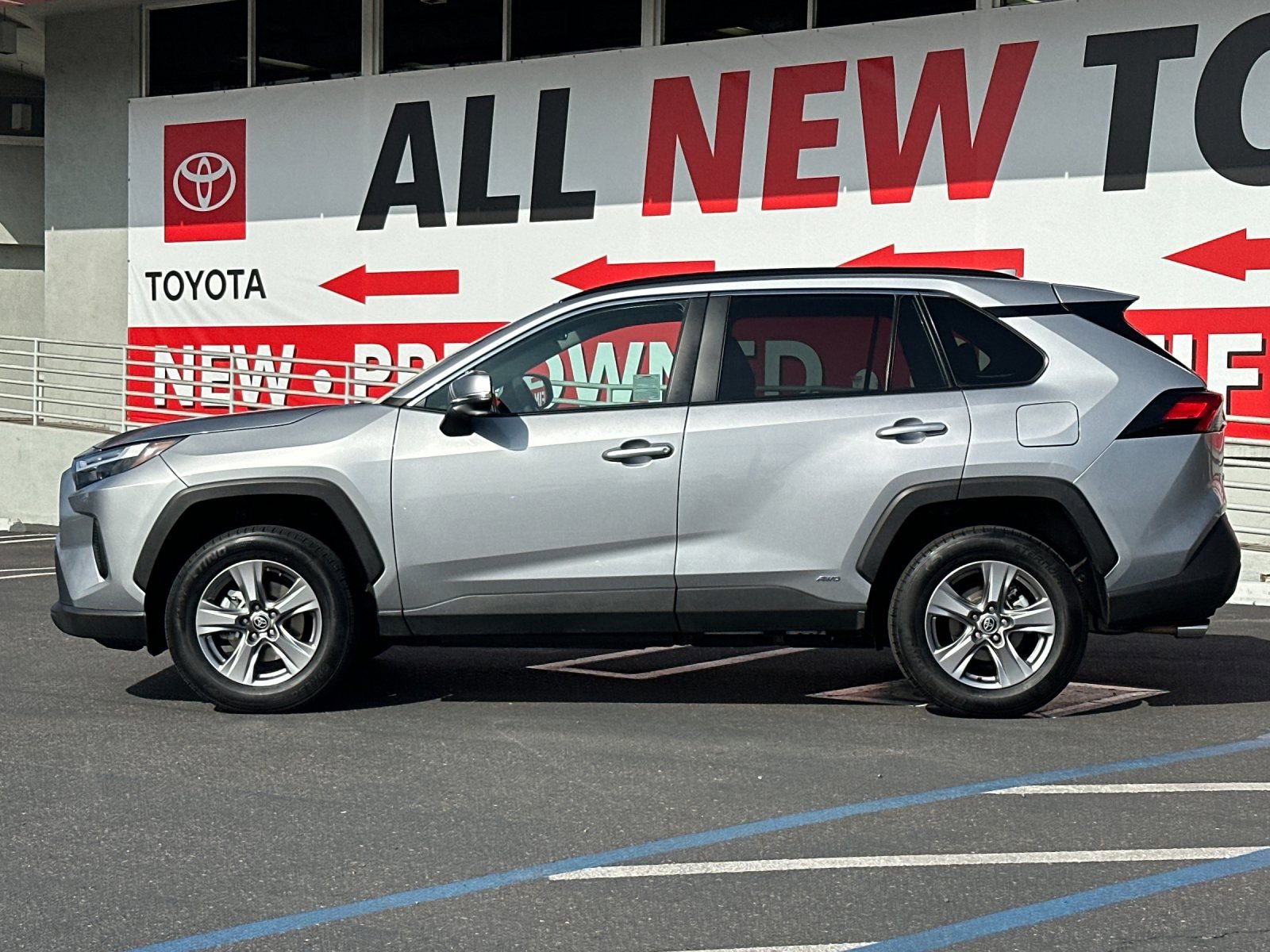 Used 2025 Toyota RAV4 LE AWD/4WD image 2