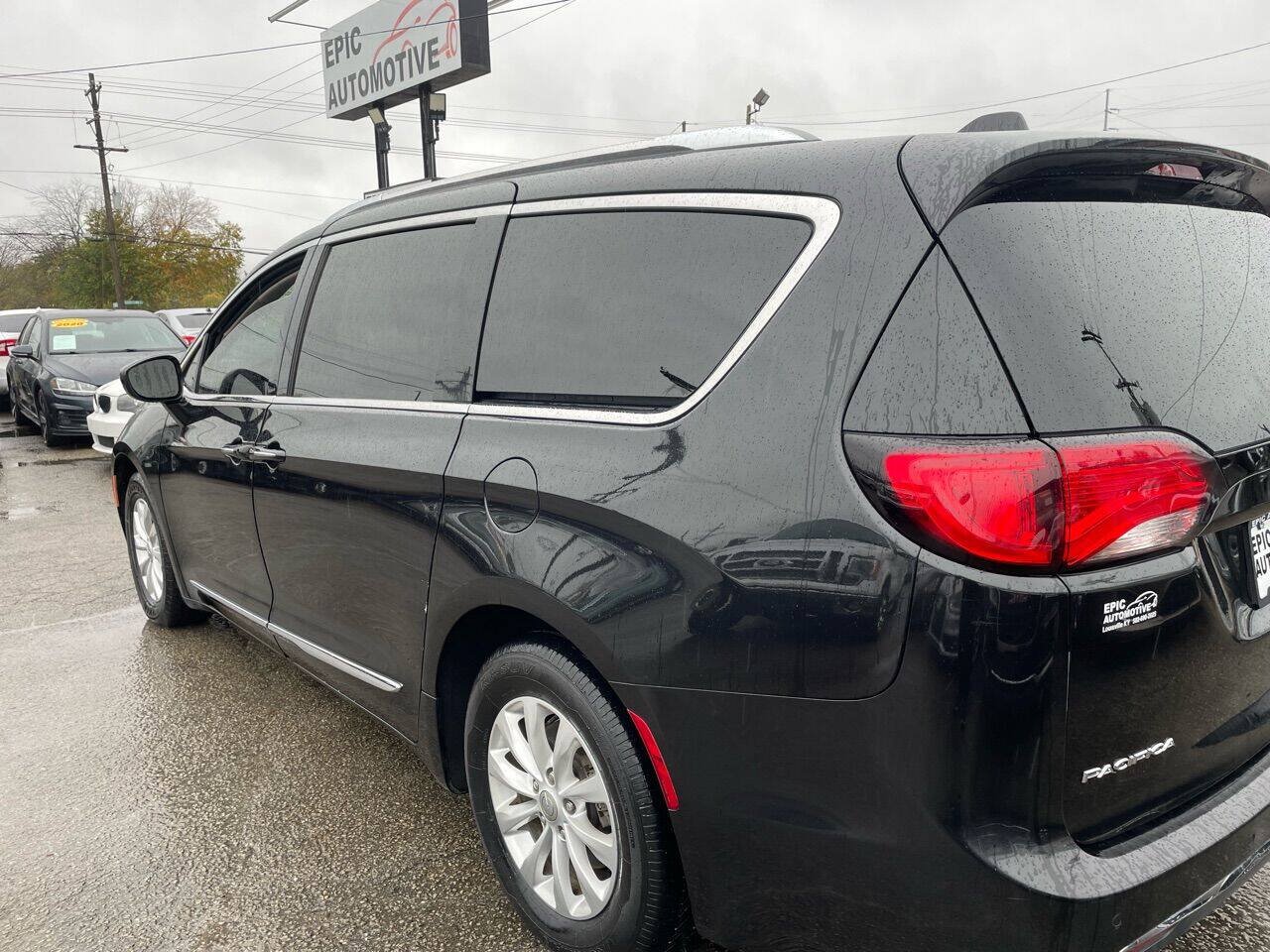 Used 2019 Chrysler Pacifica Touring-L FWD image 7