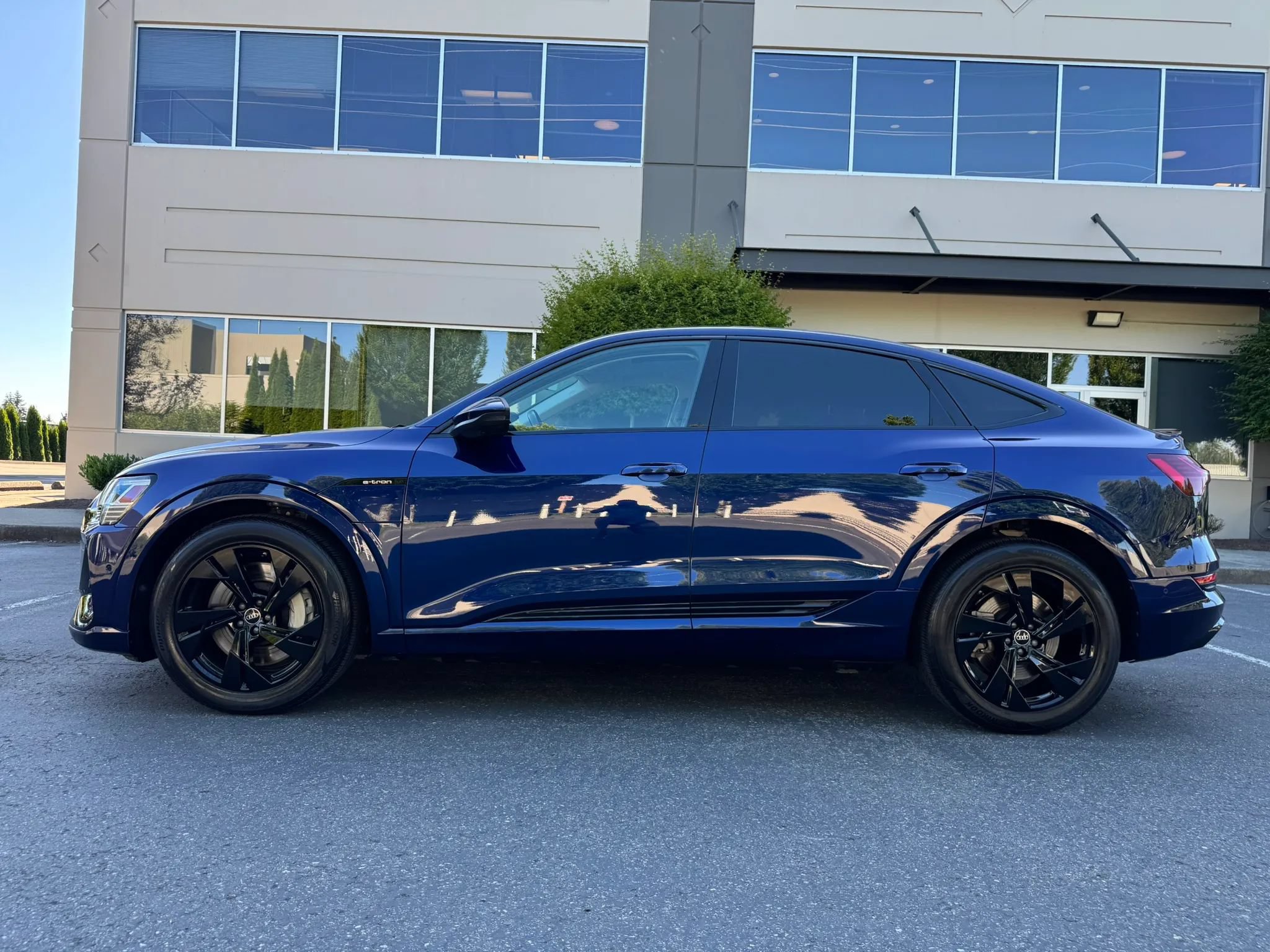 Used 2022 Audi e-tron Premium w/ Convenience Plus Package AWD/4WD image 6
