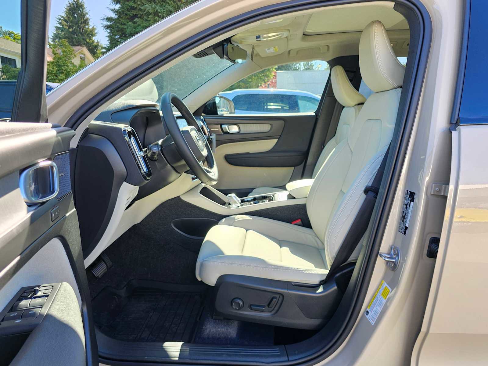 New 2025 Volvo XC40 B5 Plus w/ Climate Package image 19