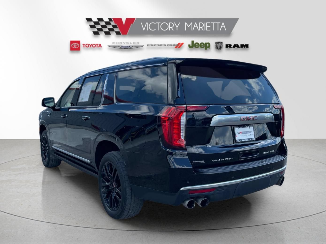 Used 2021 GMC Yukon XL Denali w/ Denali Premium Package AWD/4WD image 3