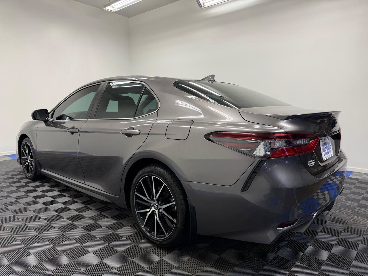 Used 2021 Toyota Camry SE w/ Convenience Package FWD image 10