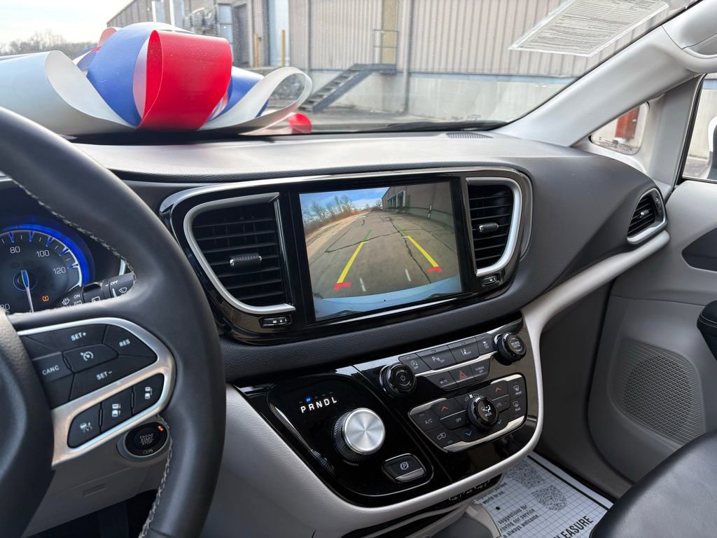 Used 2023 Chrysler Pacifica Touring-L image 39