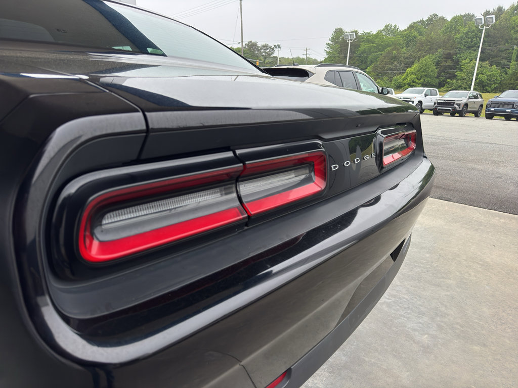 Used 2016 Dodge Challenger SXT RWD image 6
