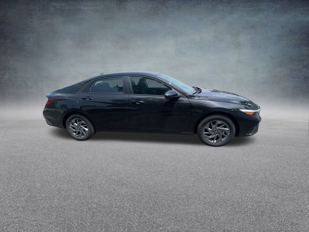 Used 2025 Hyundai Elantra Blue image 25