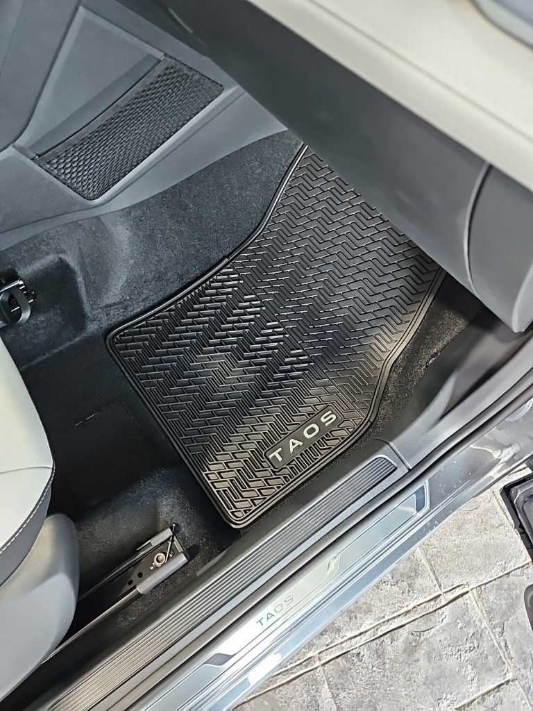 New 2026 Volkswagen Taos SE image 14