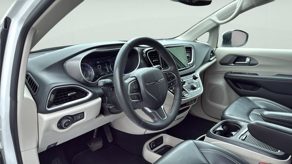 Used 2023 Chrysler Pacifica Touring-L FWD image 23