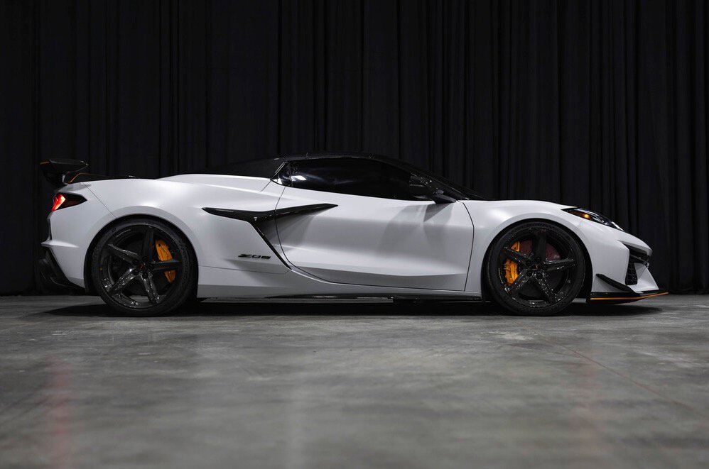 Used 2024 Chevrolet Corvette Z06 w/ Z07 Performance Package RWD image 4