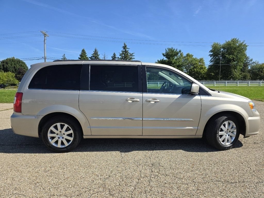 Used 2016 Chrysler Town & Country Touring FWD image 20