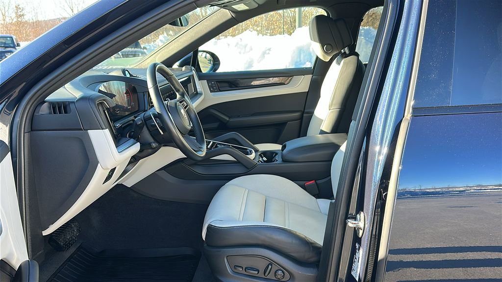 Used 2024 Porsche Cayenne Coupe image 9