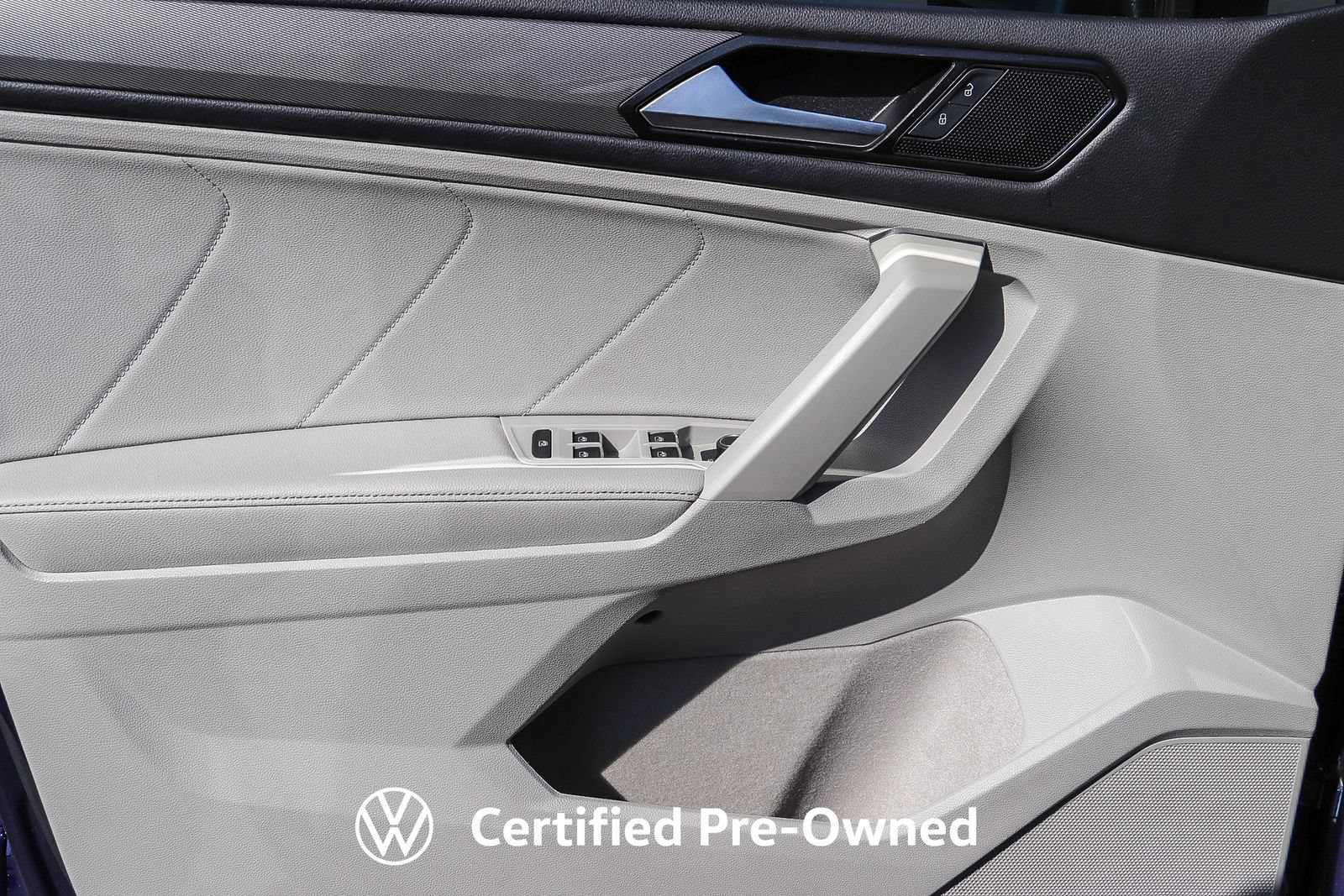 Used 2023 Volkswagen Tiguan SE w/ Panoramic Sunroof Package FWD image 24