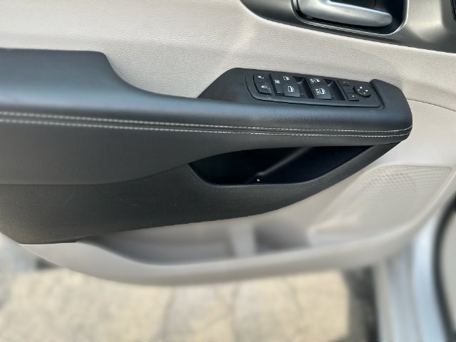 Used 2024 Chrysler Pacifica Touring-L FWD image 14
