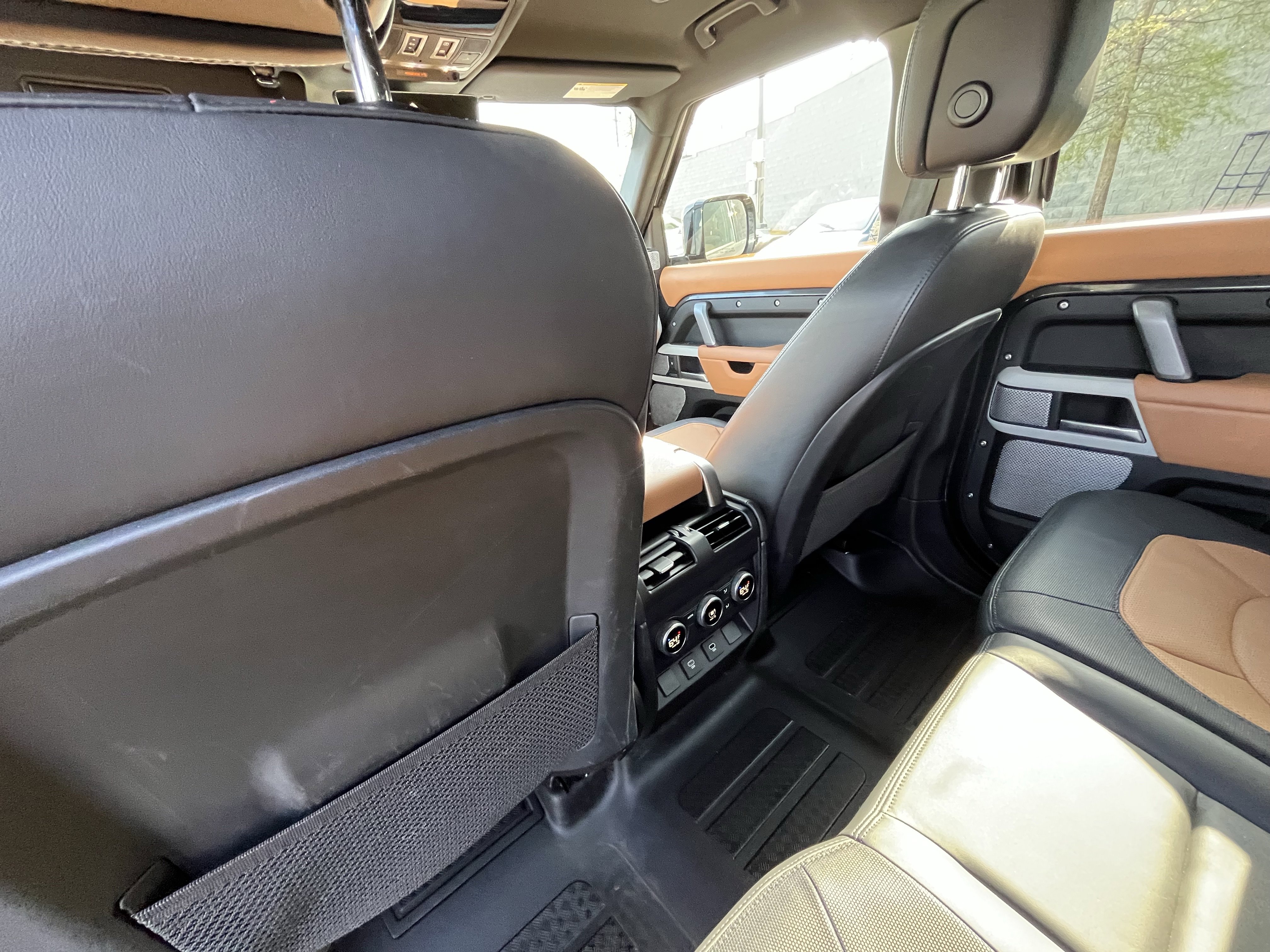 Certified 2024 Land Rover Defender 130 X-Dynamic SE AWD/4WD image 28