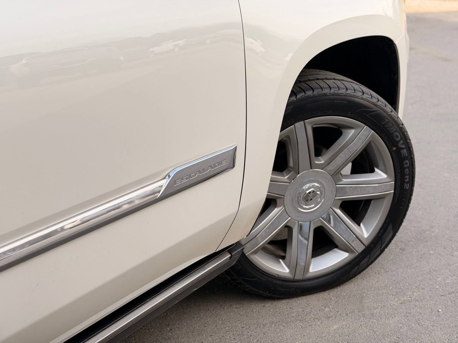 Used 2015 Cadillac Escalade ESV Premium AWD/4WD image 5