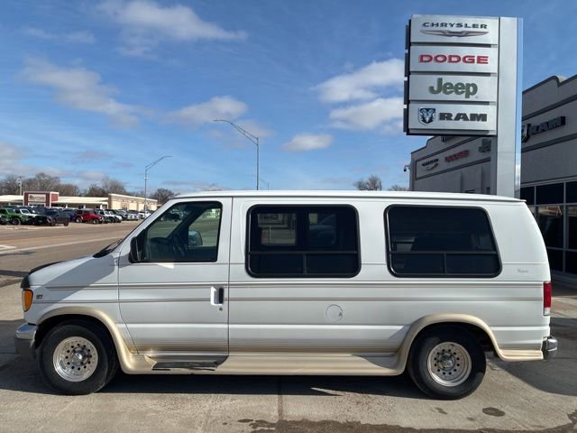 Used 1999 Ford E-150 and Econoline 150 image 1