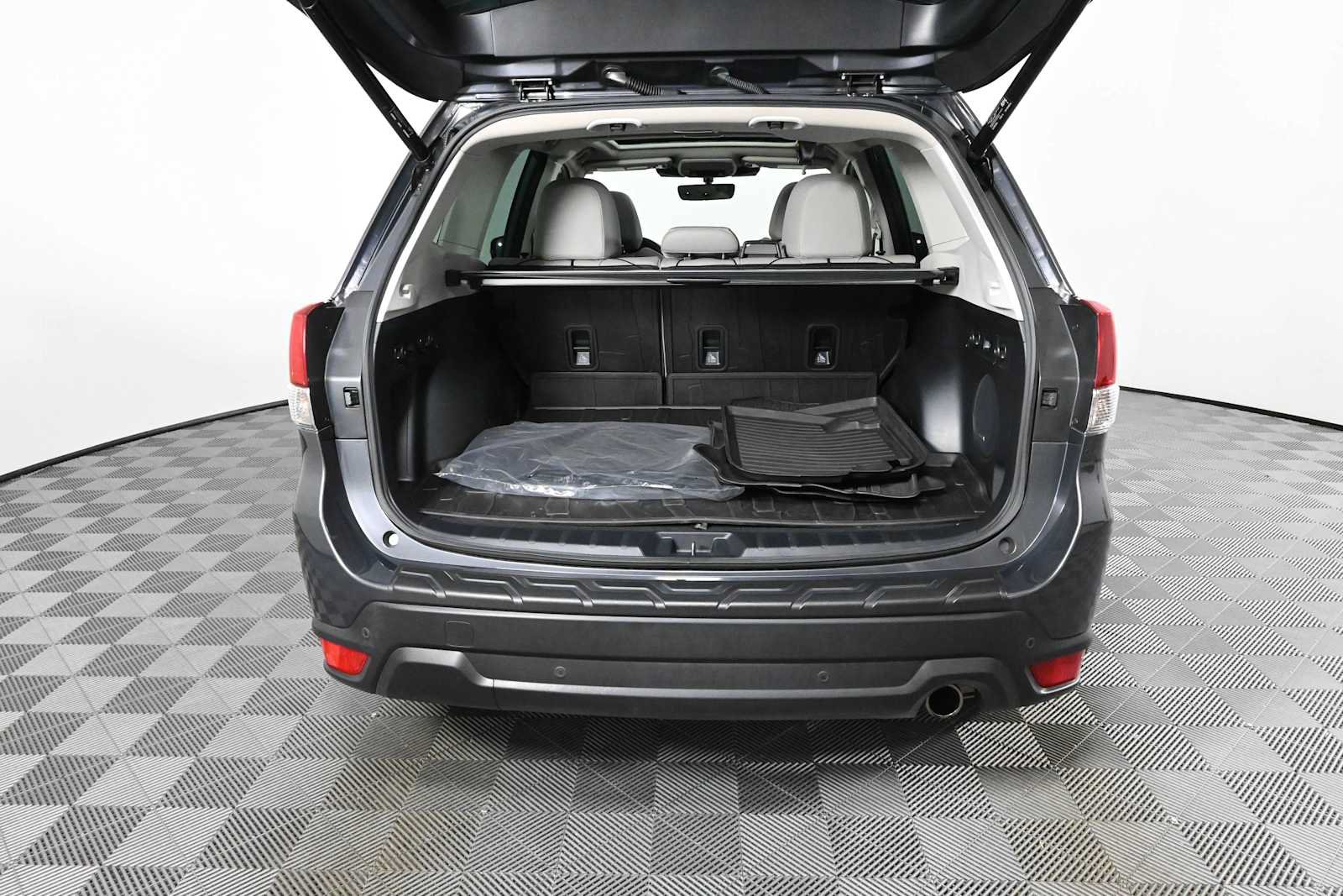 Used 2023 Subaru Forester Limited AWD/4WD image 9