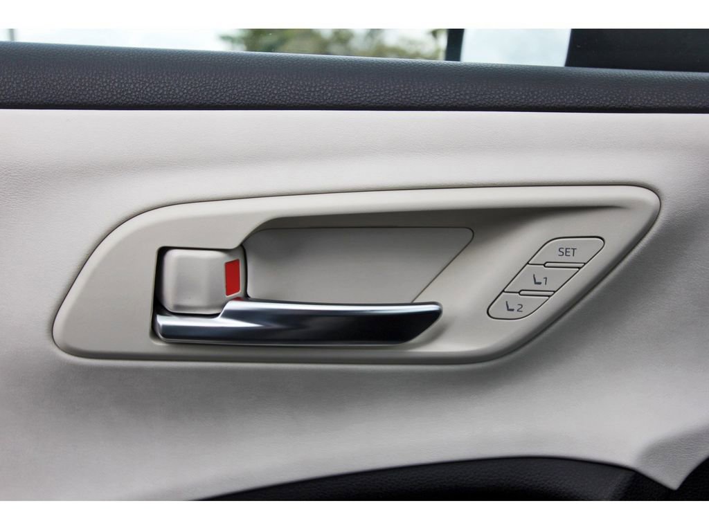 Used 2023 Toyota Crown Limited image 25