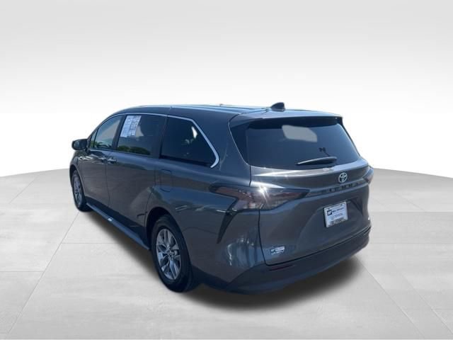 Used 2025 Toyota Sienna XLE image 3