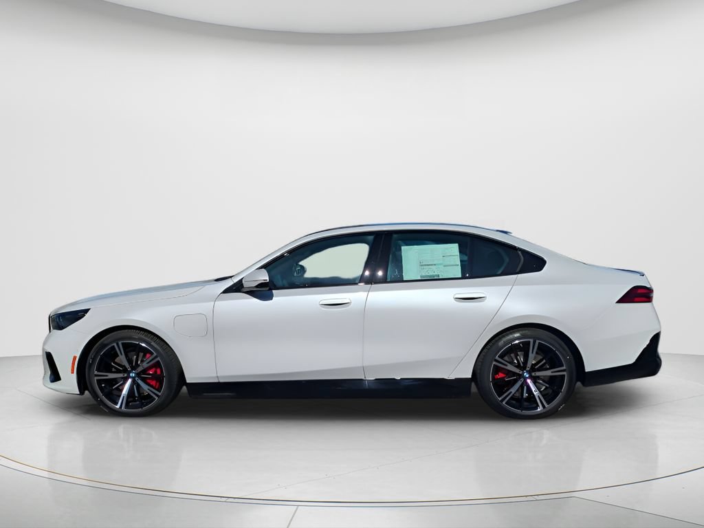 New 2026 BMW 550e xDrive w/ Premium Package AWD/4WD image 8