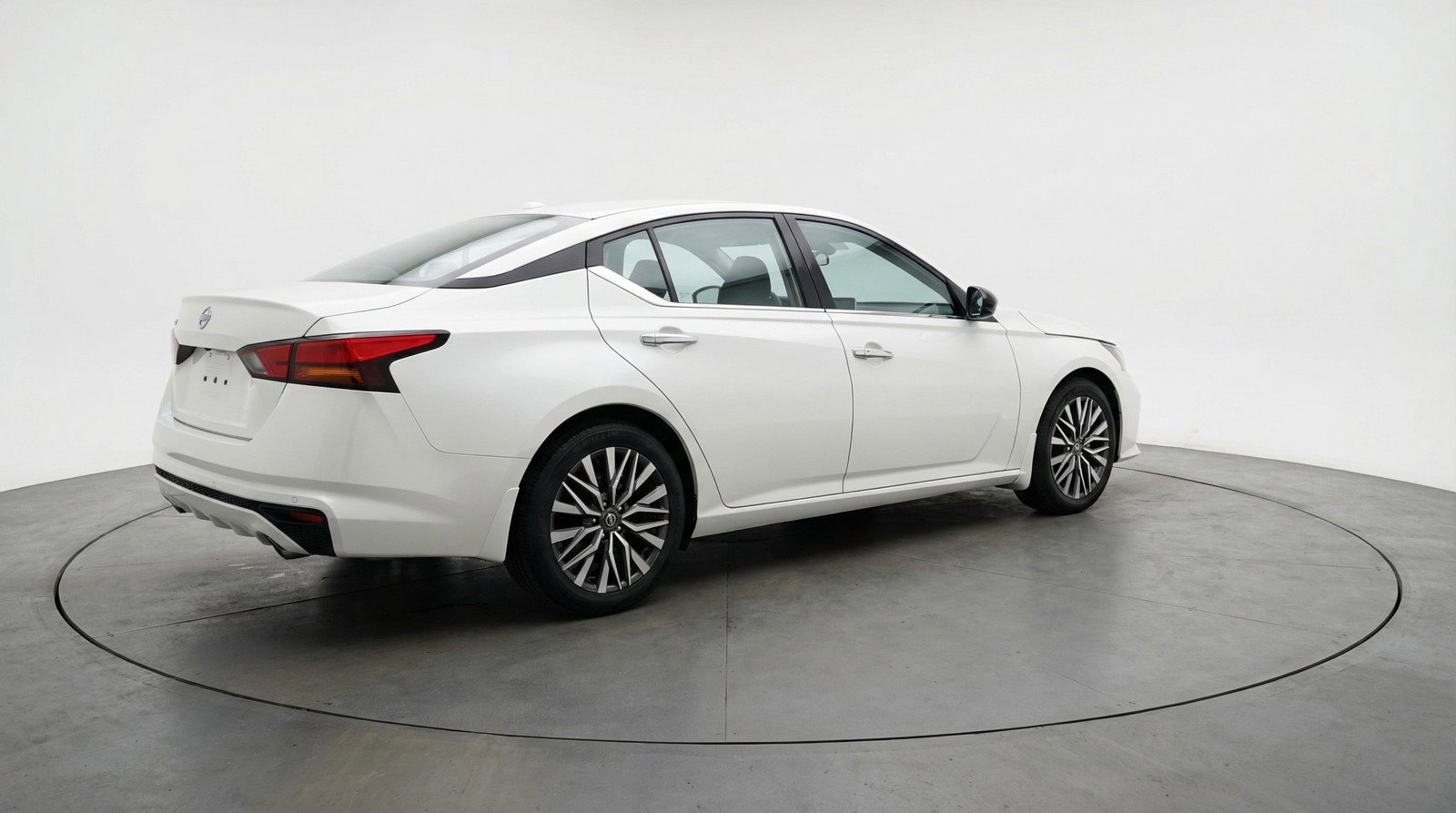 Used 2025 Nissan Altima 2.5 SV image 9