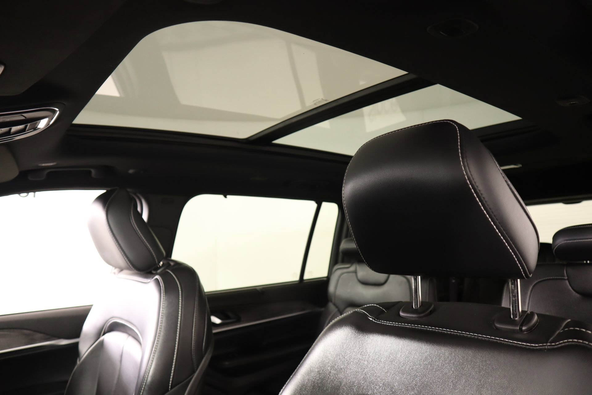 Used 2024 Jeep Grand Cherokee L Limited w/ Luxury Tech Group II image 17