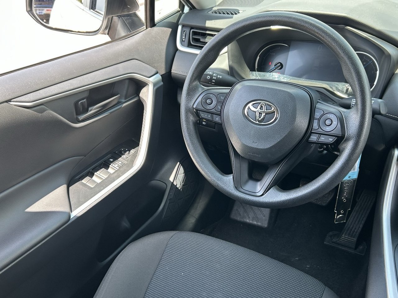 Used 2025 Toyota RAV4 LE AWD/4WD image 16