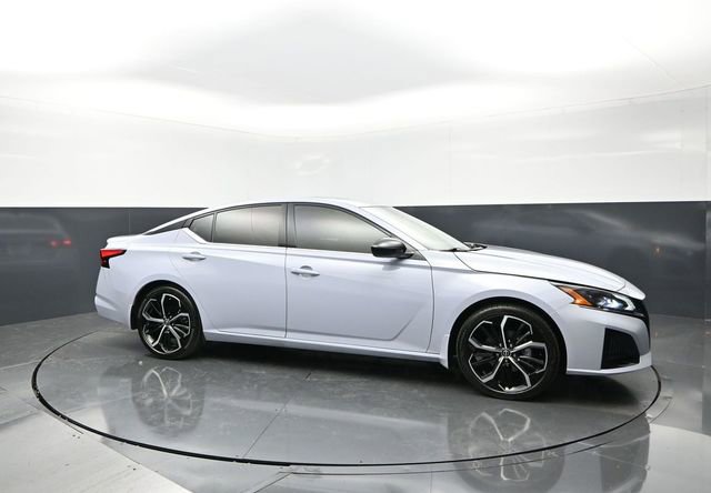 Used 2023 Nissan Altima 2.5 SR w/ SR Premium Package FWD image 2
