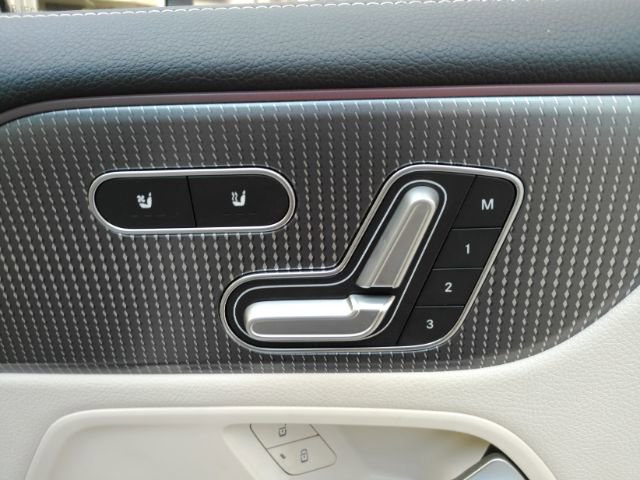 Used 2022 Mercedes-Benz EQB 300 4MATIC image 23