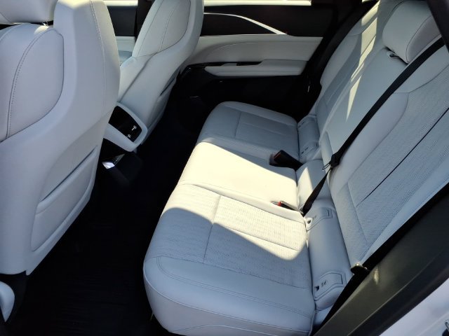 Used 2024 Cadillac Lyriq Luxury AWD/4WD image 7