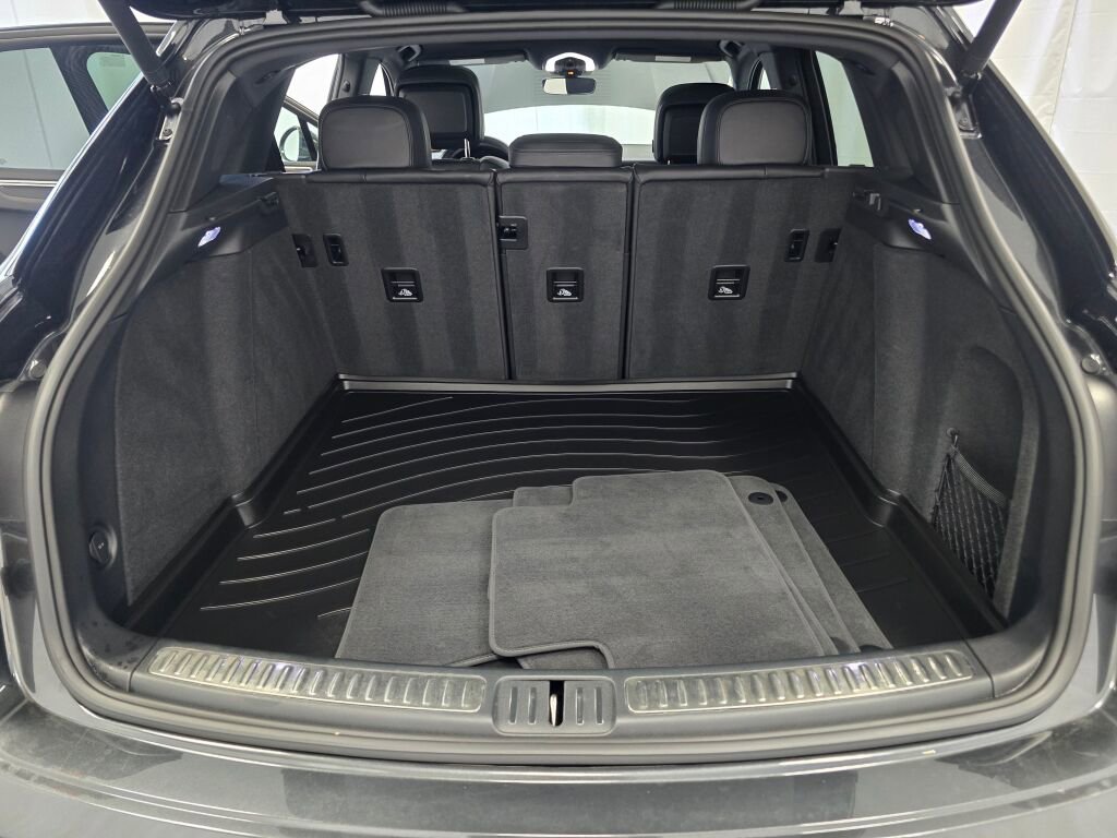 Certified 2024 Porsche Macan image 12