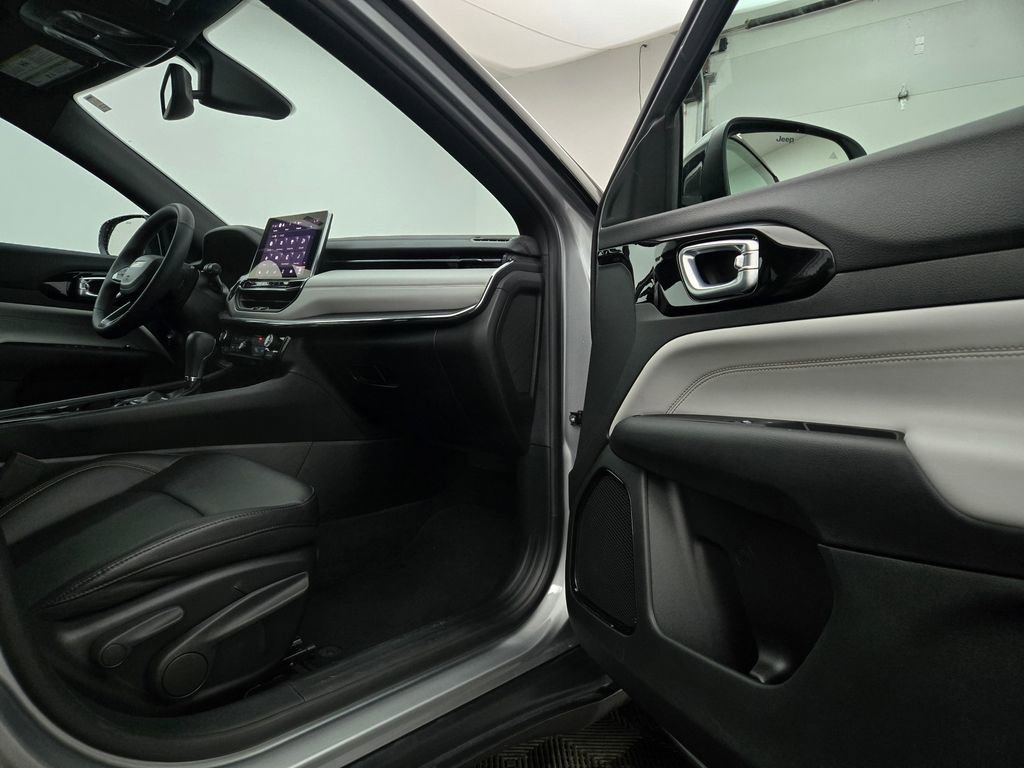 Used 2024 Jeep Compass Limited image 30