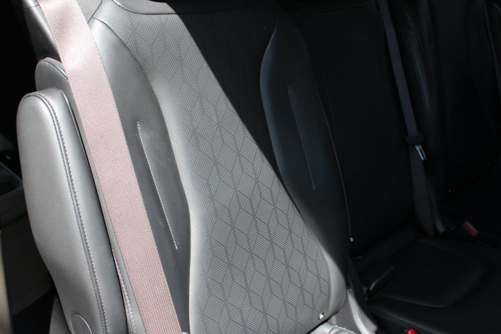 Used 2025 Kia Carnival FWD image 24