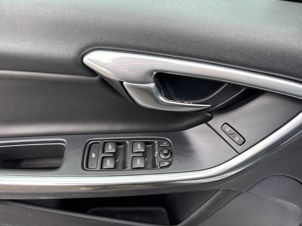 Used 2018 Volvo V60 T5 Cross Country w/ Convenience Package image 17