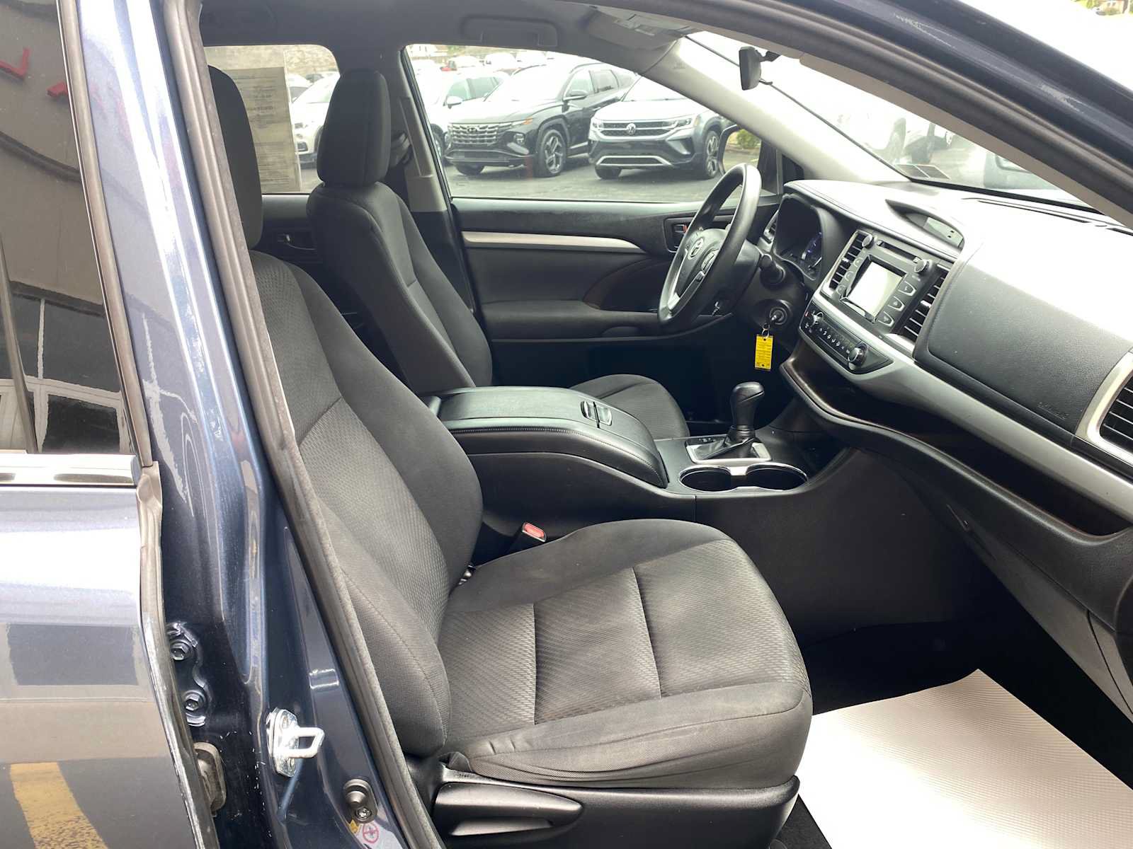 Used 2018 Toyota Highlander LE FWD image 24